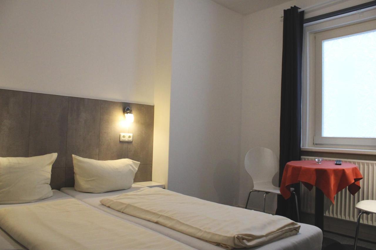 Cvjm Hotel Am Dom ลูเบค ภายนอก รูปภาพ